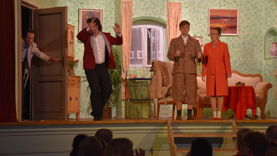 Eine Bühne, ein Ensemble, ein großer Abend – und doch läuft im Herbststück unserer Theaterleut alles anders, als geplant.