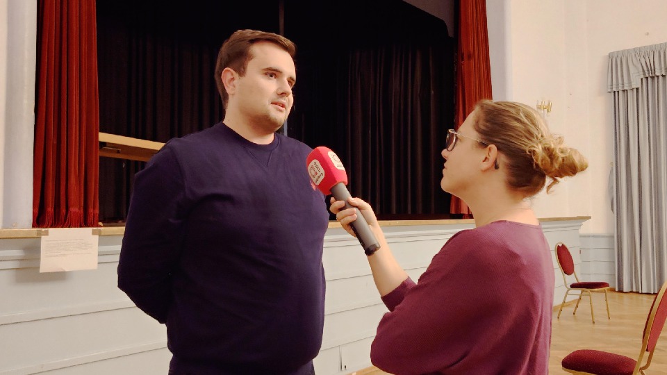 Regisseur Benedikt Dierl von den Theaterleut gibt Eva Fischer ein Interview