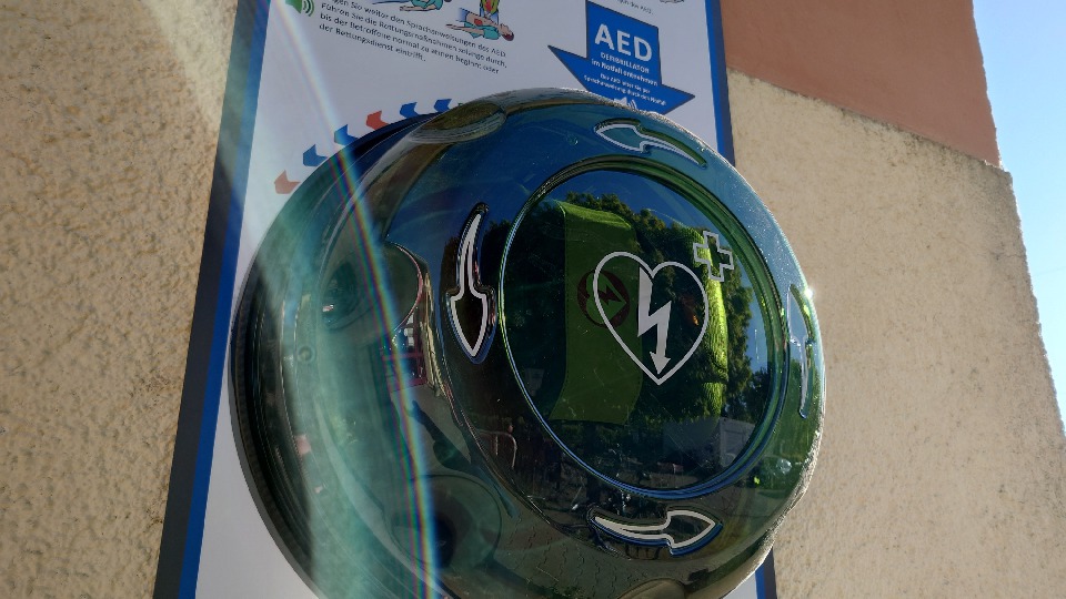 dieser Defibrillator hängt jetzt am Eingang zum Sportheim des TSV Firnhaberau