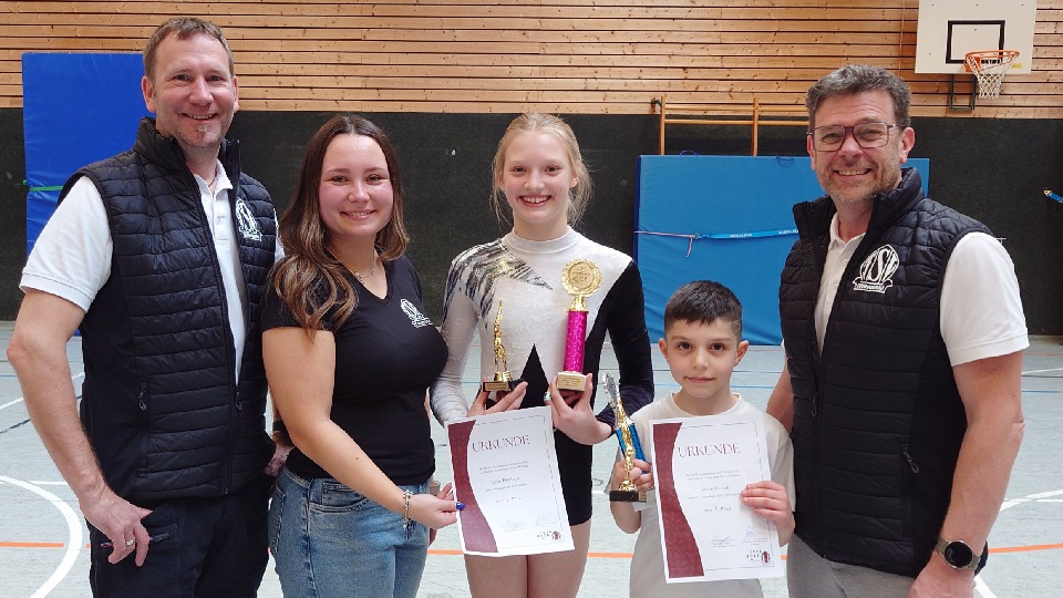 die Vereinspräsidenten Heiko Nöll und Carsten Wiedemann gratulieren zusammen mit der Turn-Abteilungsleiterin Vanessa Morys