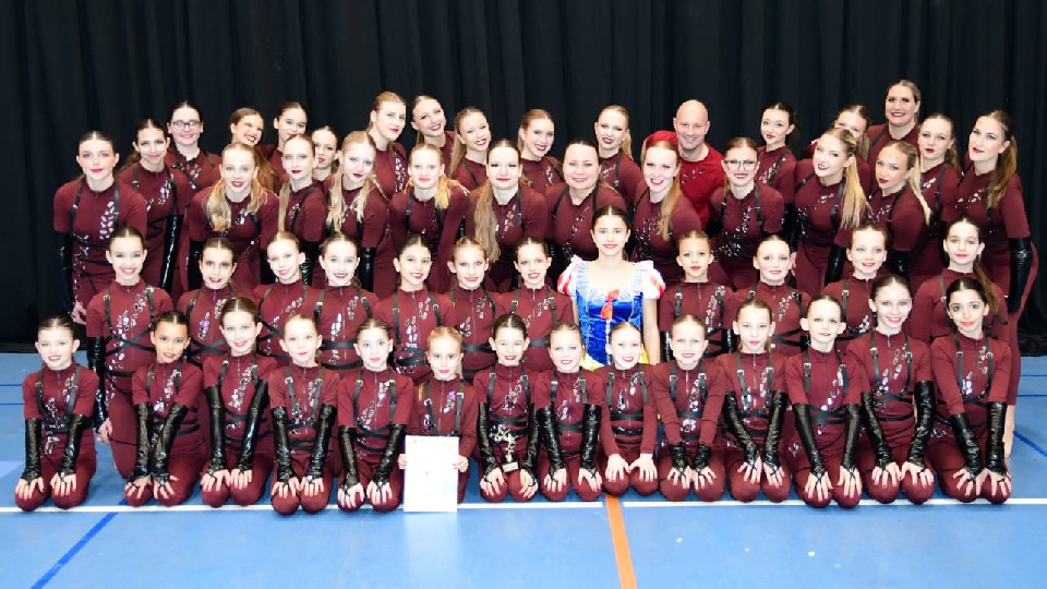 Beim bayerischen Landesfinale Tuju-Stars in Friedberg holen sich die Akrobatik Masters erneut den 1. Platz