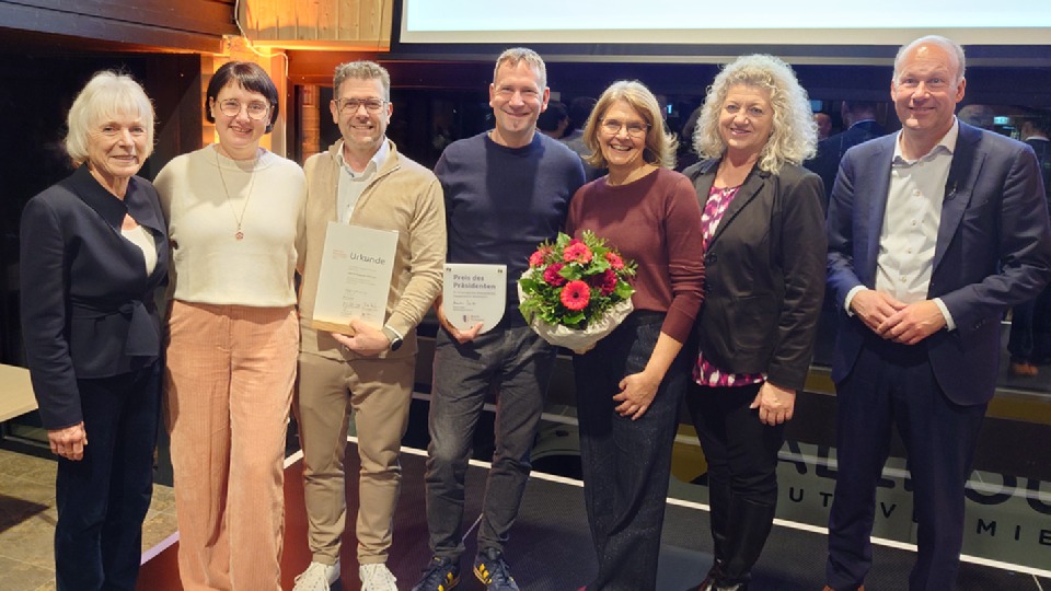Preisübergabe mit (von links) Skilegende Irene Epple-Waigel, Claudia Wiedemann, Vereinspräsident Carsten Wiedemann, Vizepräsiden Heiko Nöll, Michaela Nöll, Claudia Linke und Bezirkstagspräsident Martin Sailer