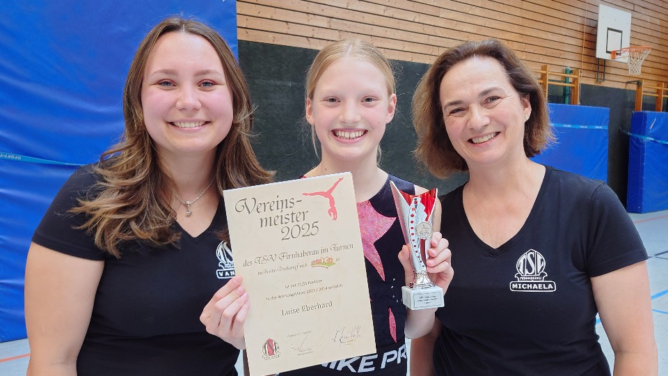 In diesem Jahr holt sich mit 71,55 Punkten Luise Eberhard den Titel. Die neue Abteilungsleiterin und ihre Vorgängerin gratulieren.