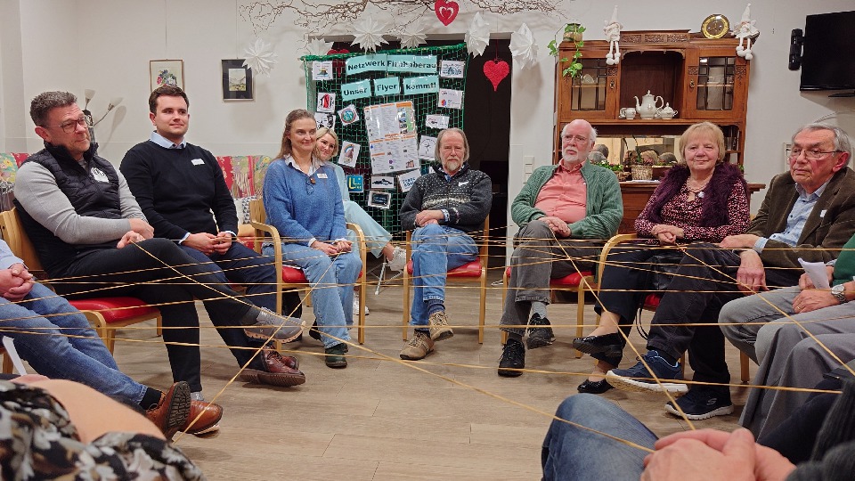 bei der Vorstellung des neuen Flyers haben die Vertreter der Vereine und Organisationen die Fäden in der Hand