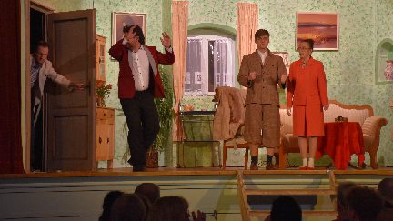 Eine Bühne, ein Ensemble, ein großer Abend – und doch läuft im Herbststück unserer Theaterleut alles anders, als geplant.