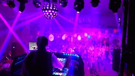 DJ Leonixx und das Showtanzteam sorgen für beste Stimmung auf der Tanzfläche