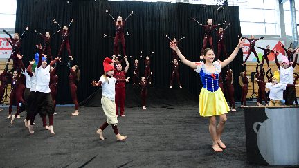 Düster, unterhaltsam und voller Energie - das sind die Auftritte unserer Akrobatikgruppen Masters und Next Generation beim bayerischen Landesfinale Tuju-Stars 2026 in Friedberg.