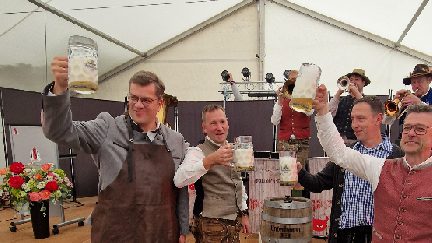 Fassanstich mit Bürgermeister Bernd Zitzelsberger und dem Präsidium des TSV Firnhaberau, Heiko Nöll, Jürgen Centmeier und Carsten Wiedemann