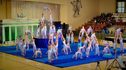 die Akrobatik Masters turnen sich in Berlin unter die acht besten Nachwuchs-Showgruppen Deutschlands