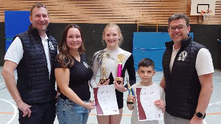 die Vereinspräsidenten Heiko Nöll und Carsten Wiedemann gratulieren zusammen mit der Turn-Abteilungsleiterin Vanessa Morys