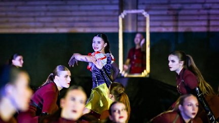 die Akrobatik Masters präsentieren beim Offenen Training in der Schulturnhalle ihren Showauftritt für die neue Saison