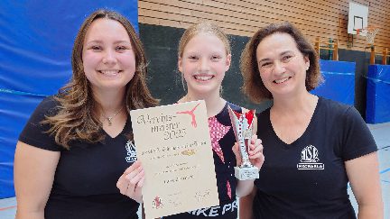 In diesem Jahr holt sich mit 71,55 Punkten Luise Eberhard den Titel. Die neue Abteilungsleiterin und ihre Vorgängerin gratulieren.