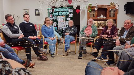 bei der Vorstellung des neuen Flyers haben die Vertreter der Vereine und Organisationen die Fäden in der Hand