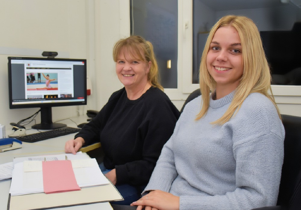 Sandra Bader und Kristina Stumpf im Büro