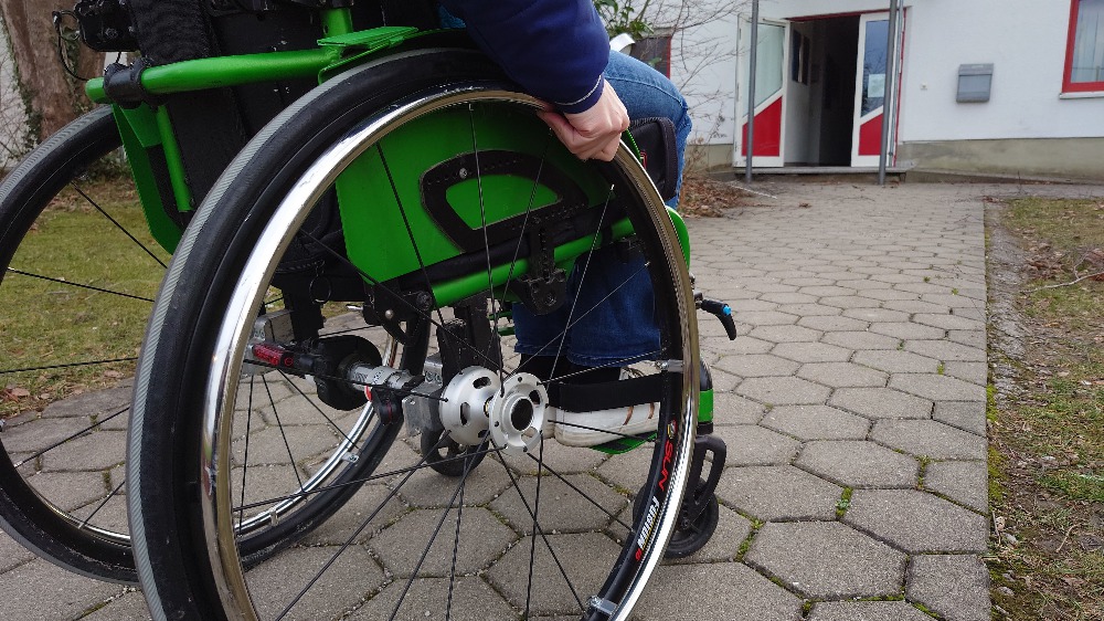 Rollstuhl vor der Gymnastikhalle