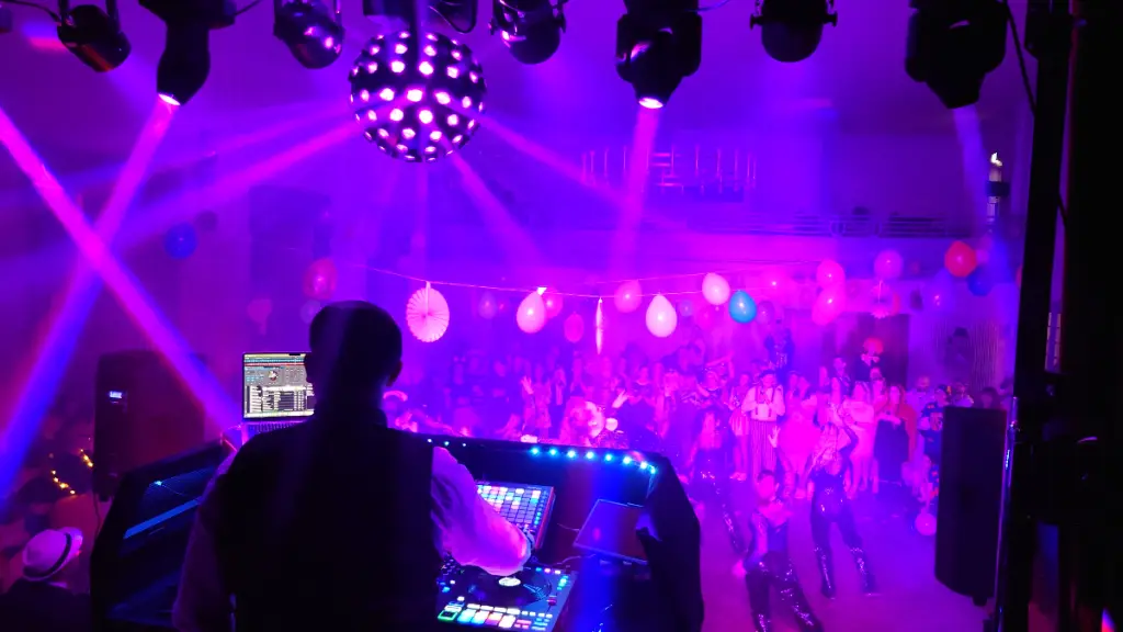 DJ Leonixx und das Showtanzteam sorgen für beste Stimmung auf der Tanzfläche