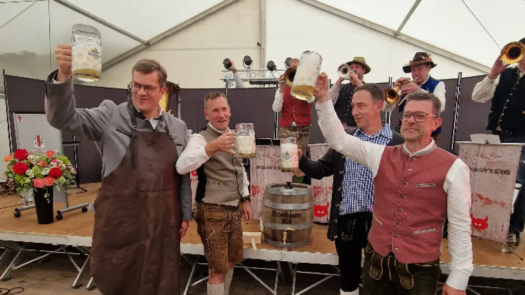Fassanstich mit Bürgermeister Bernd Zitzelsberger und dem Präsidium des TSV Firnhaberau, Heiko Nöll, Jürgen Centmeier und Carsten Wiedemann