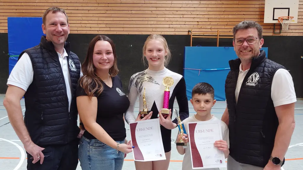 die Vereinspräsidenten Heiko Nöll und Carsten Wiedemann gratulieren zusammen mit der Turn-Abteilungsleiterin Vanessa Morys