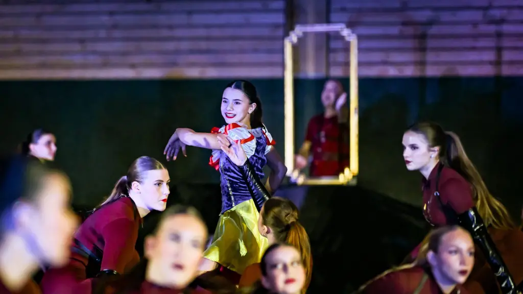die Akrobatik Masters präsentieren beim Offenen Training in der Schulturnhalle ihren Showauftritt für die neue Saison